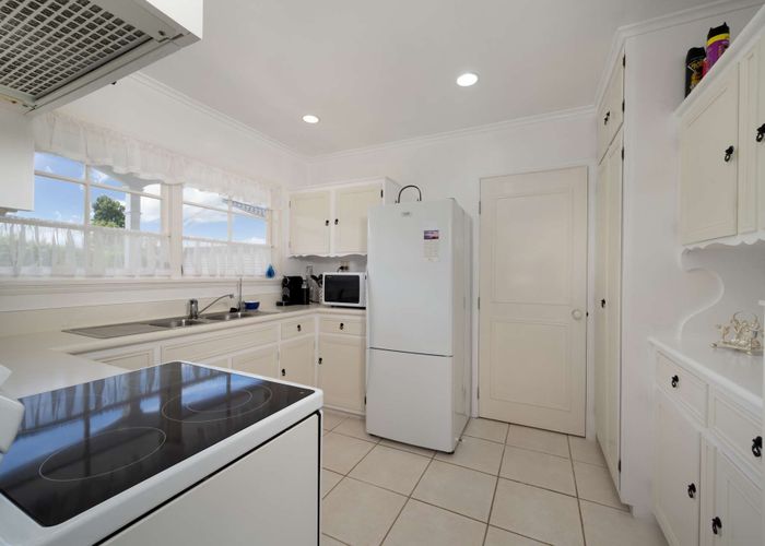  at 11 Fratley Avenue, Farm Cove, Auckland