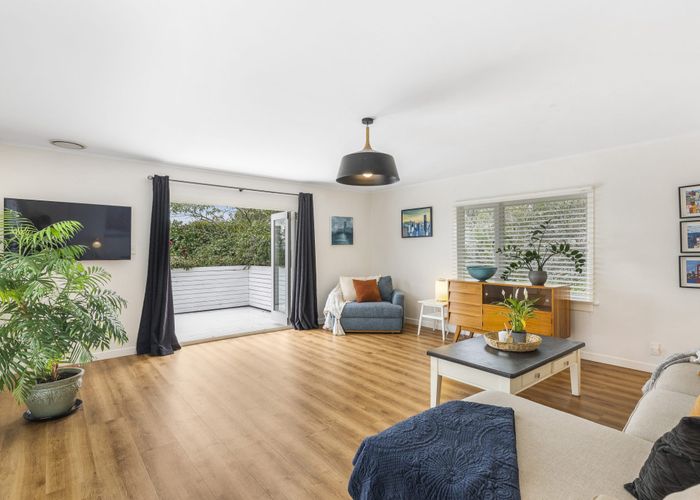  at 4 Dakota Avenue, Beach Haven, Auckland