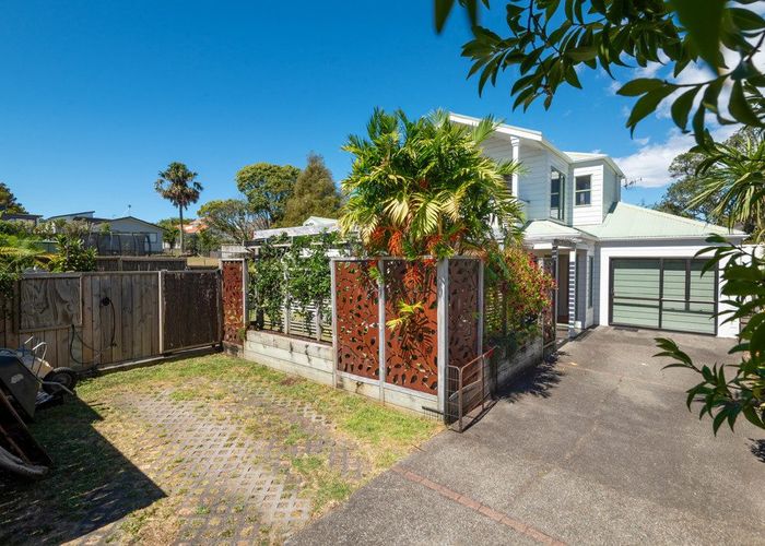  at 2/13 Montgomery Avenue, Belmont, North Shore City, Auckland