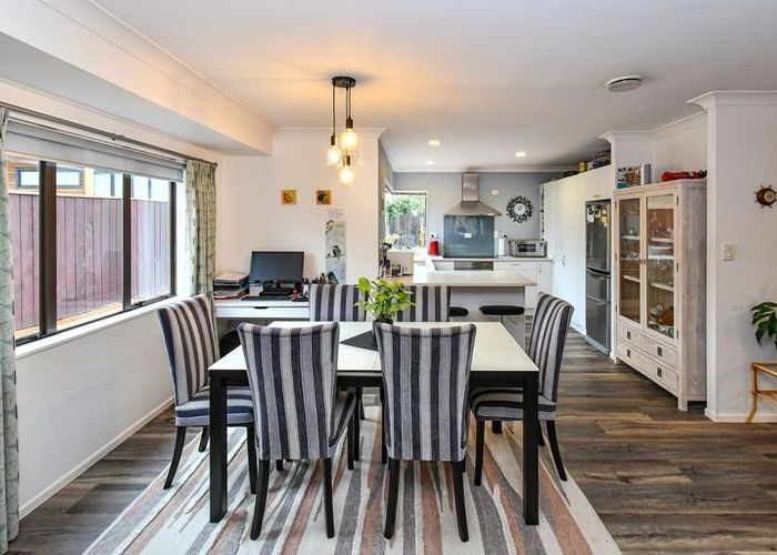  at 2/27 Queen Street, Papakura, Auckland