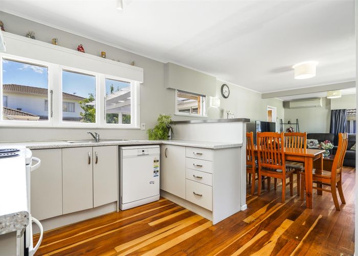  at 11 Fenwick Crescent, Hillcrest, Hamilton