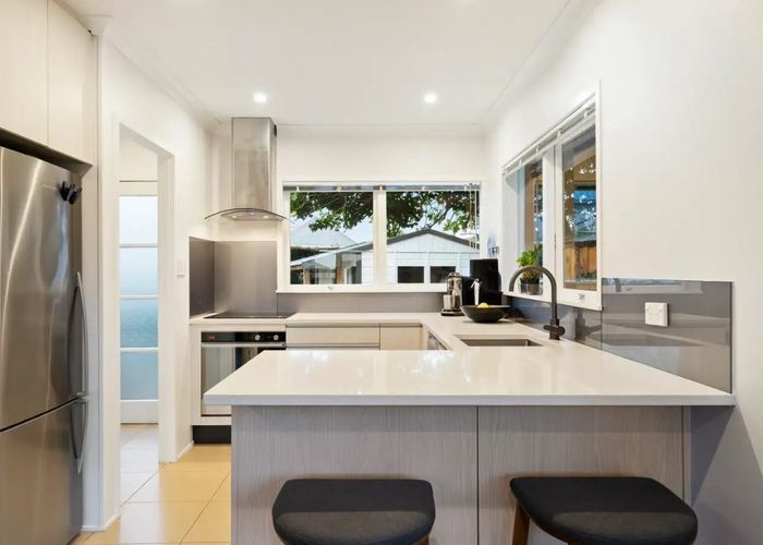  at 2/10 Princes Street, Northcote Point, Auckland