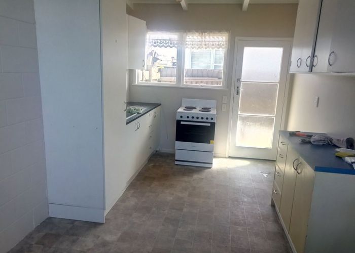  at 2/251 Pilkington Road, Point England, Auckland