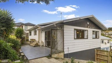  at 2/10 Aronia Way, Goodwood Heights, Auckland