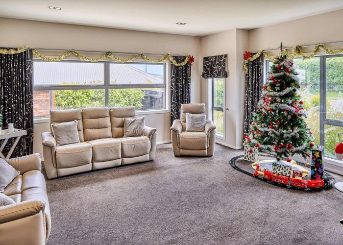  at 25 Paparoa Crescent, Aotea, Porirua