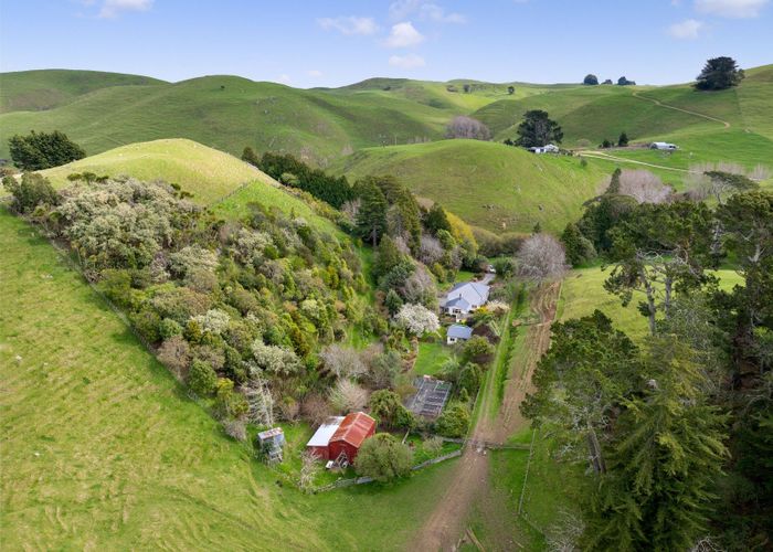  at 402 Kaka Amu Road, Rangitumau, Masterton