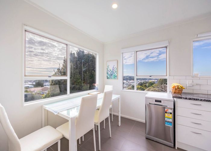  at 2/307A Wairau Road, Totara Vale, North Shore City, Auckland