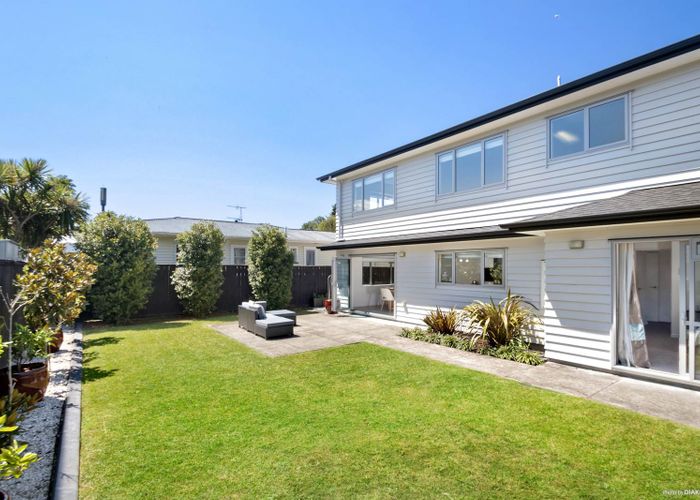  at 5 Vardon Road, Green Bay, Auckland
