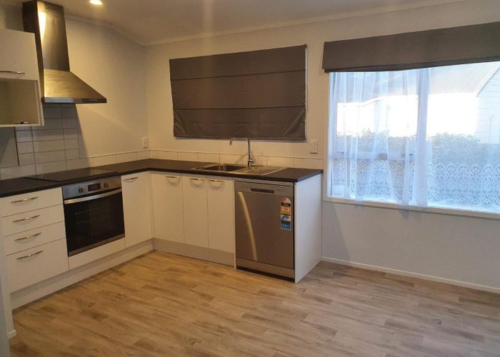  at 2/10 Gloaming Place, Conifer Grove, Papakura, Auckland