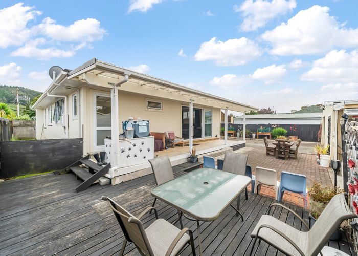 at 3 Hall Grove, Ebdentown, Upper Hutt