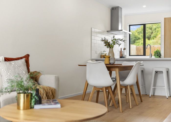  at 5 Isabella Lane, Henderson, Waitakere City, Auckland
