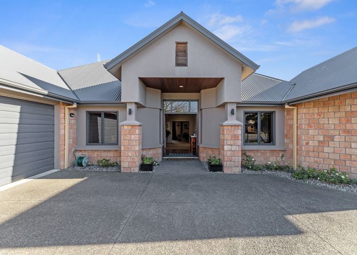  at 9 Parkwood Place, Huntington, Hamilton
