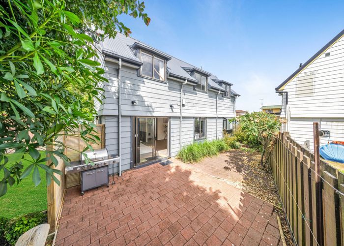  at 2/31 Challen Close, Conifer Grove, Papakura, Auckland