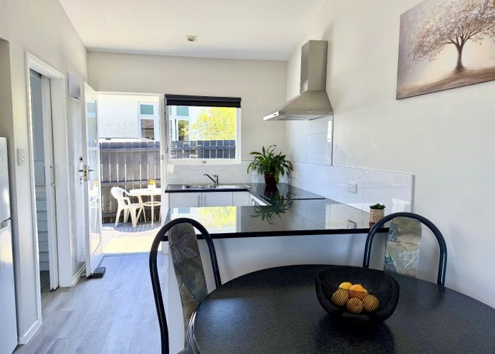  at 2/8 Heretaunga Avenue, Te Papapa, Auckland