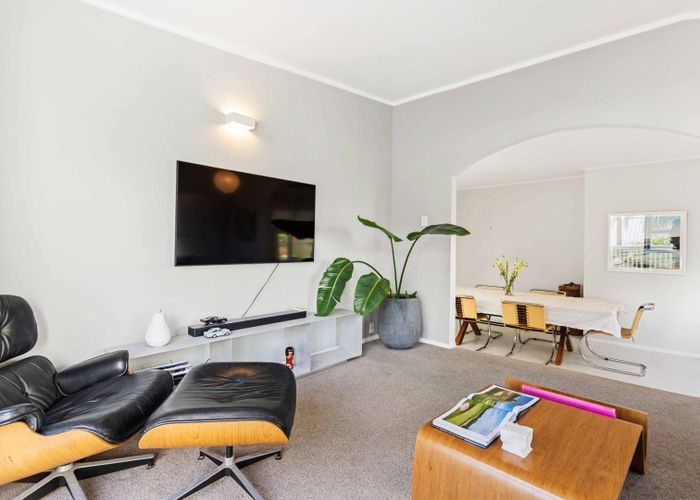  at 21 Fraser Road, Narrow Neck, Auckland