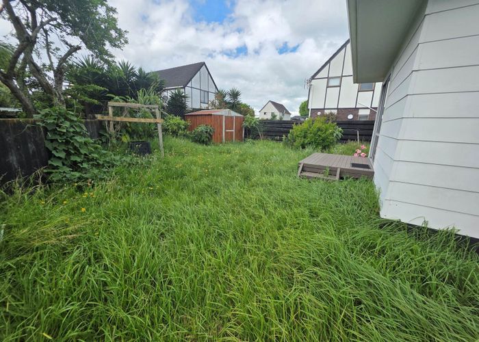  at 2/21 Challen Close, Conifer Grove, Papakura, Auckland