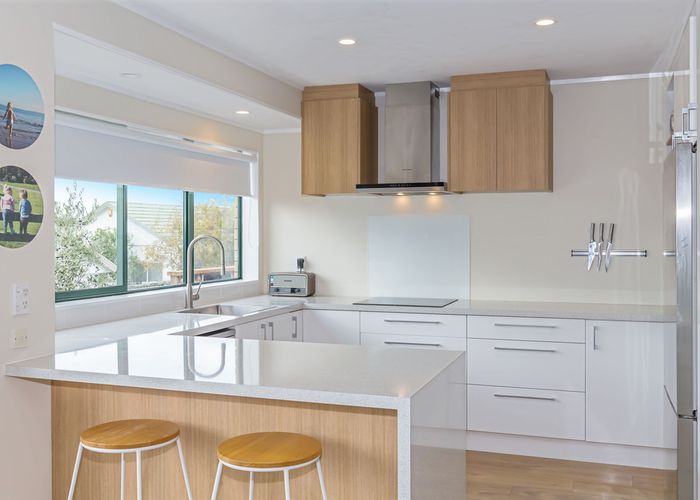 at 10 Charlotte Street, Stanmore Bay, Whangaparaoa