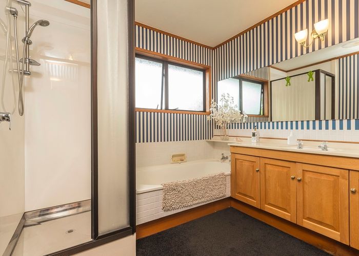  at 2/32 Charles Fox Place, St Johns, Auckland