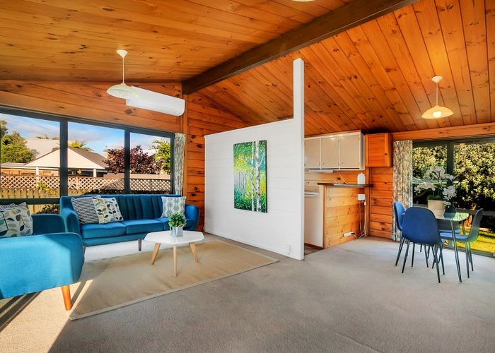  at 2/8 Chichester Drive, Rosehill, Papakura