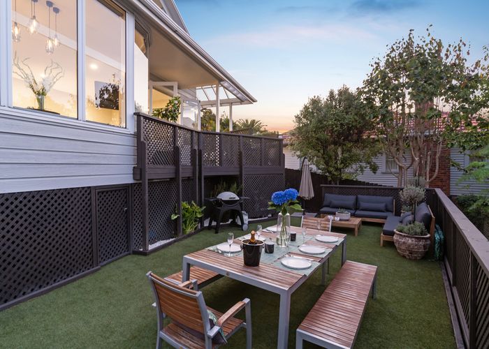  at 33 Rutherford Terrace, Meadowbank, Auckland