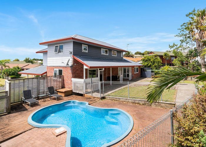  at 17 Gala Place, Henderson, Auckland