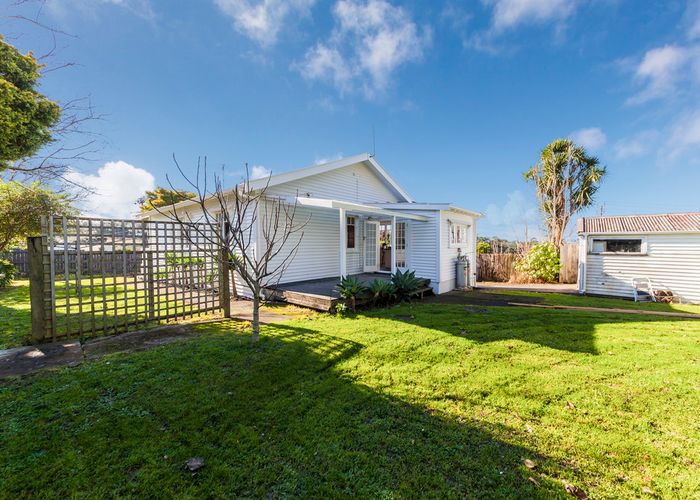  at 14 Lincoln Park Avenue, Massey, Auckland