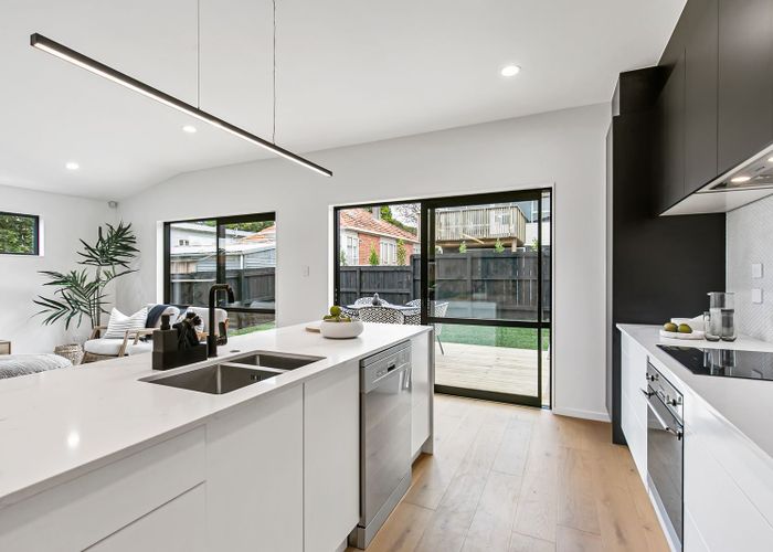  at 33 Woodward Avenue, Mangere Bridge, Manukau City, Auckland