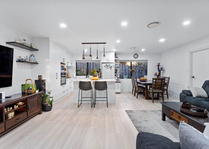  at 2/27 Mallard Place, Unsworth Heights, North Shore City, Auckland