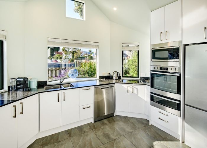  at 2/58 Laings Road, Hutt Central, Lower Hutt