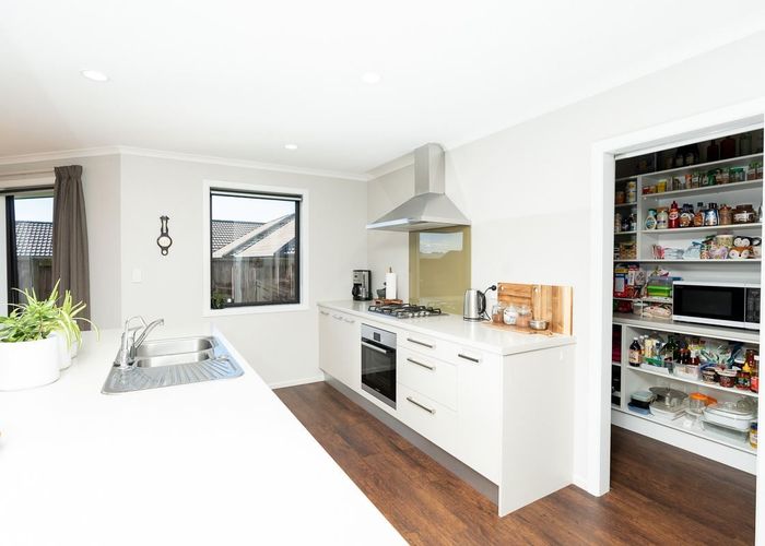 at 15 Cole Thomas Place, Huntington, Hamilton