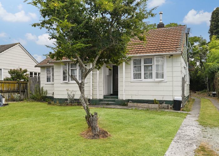  at 15 Paul Crescent, Fairfield, Hamilton