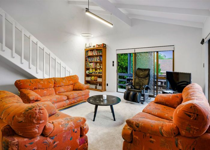  at 42 Holyoake Place, Chatswood, Auckland