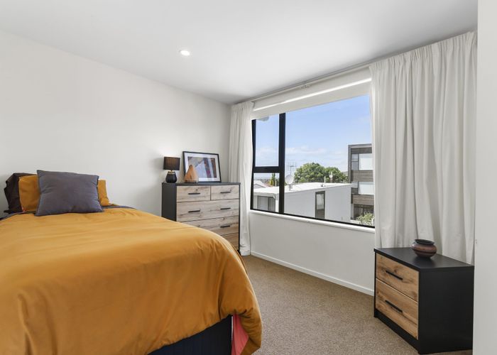  at 3/15 Chivalry Road, Glenfield, North Shore City, Auckland