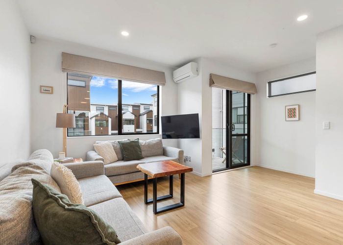  at 17 Bloom Crescent, Sunnyvale, Waitakere City, Auckland