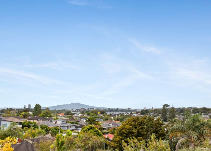  at 15 Margaret Place, Milford, Auckland
