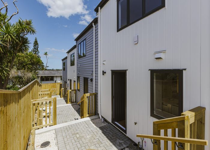 at 6/24 Seaview Road, Glenfield, Auckland