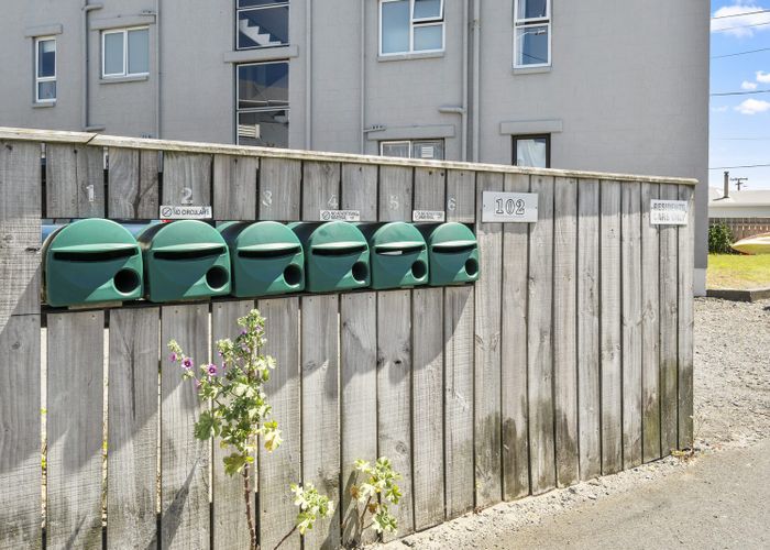  at 5/102 Lyall Parade, Lyall Bay, Wellington