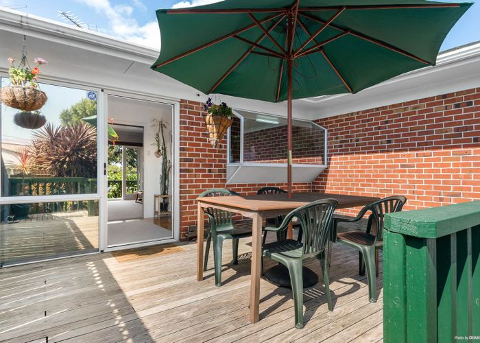  at 2/5 Rod Place, Mangere East, Auckland