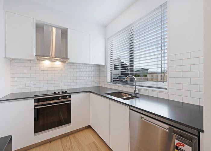  at 17/166 Queens Drive, Lyall Bay, Wellington