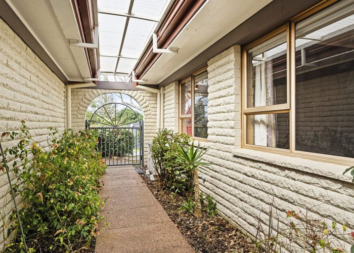  at 6 Davita Place, Farm Cove, Manukau City, Auckland
