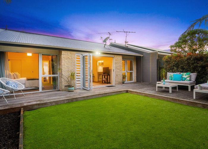  at 2/40 James Evans Drive, Northcote, North Shore City, Auckland