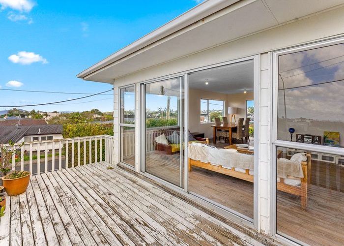  at 2/1 Windsor Place, Windsor Park, Auckland