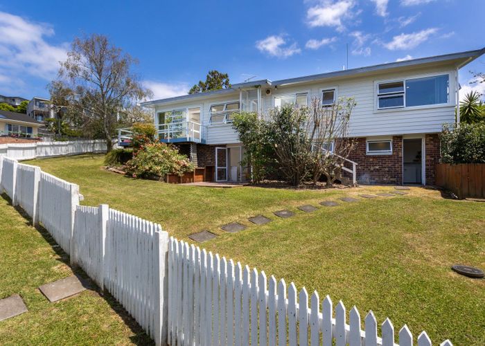  at 18 Deuxberry Avenue, Northcote, North Shore City, Auckland