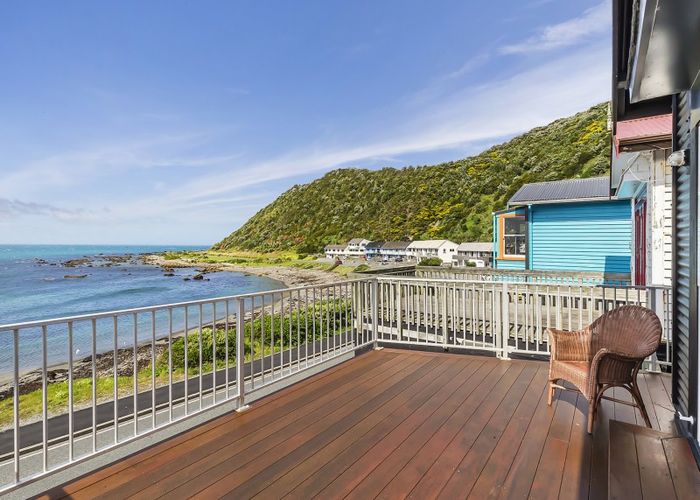  at 402 Queens Drive, Lyall Bay, Wellington