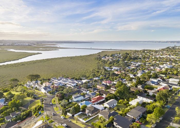  at 33 Fairlands Avenue, Waterview, Auckland