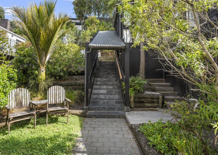 at 8A Athol Place, Saint Heliers, Auckland
