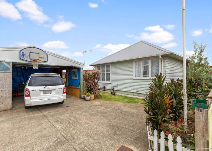  at 15 Dolbel Place, Mangere East, Auckland