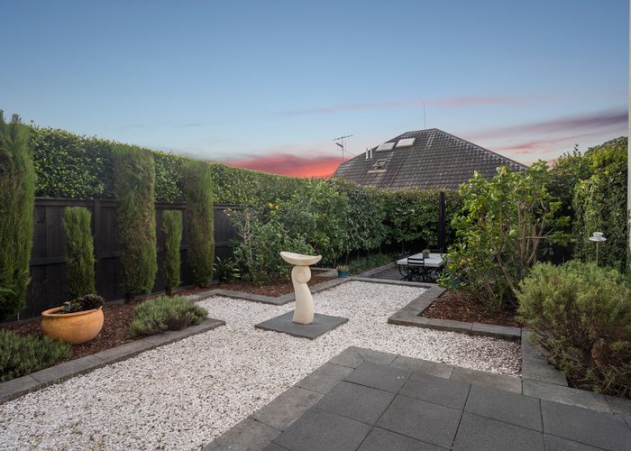  at 2/2 Tiwai Road, Royal Oak, Auckland