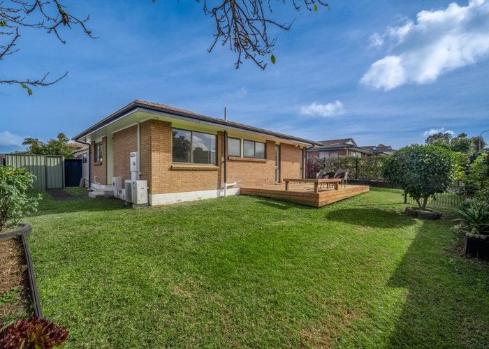  at 2/4 Jillteresa Crescent, Half Moon Bay, Auckland
