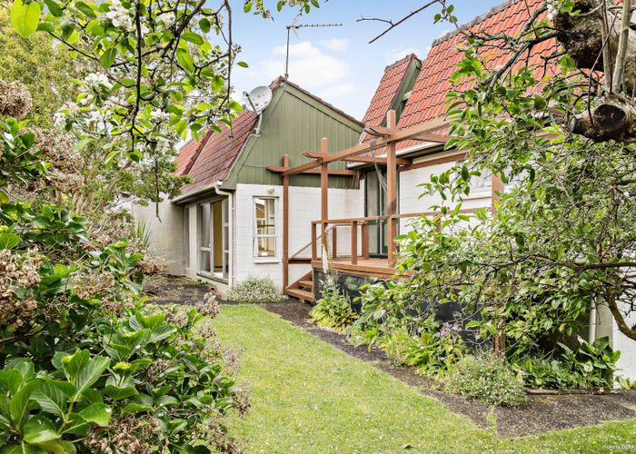  at 1/147 Chivalry Road, Glenfield, Auckland
